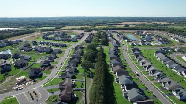 Drone Derribado Medio Una Nueva Comunidad Suburbana Con Parque Infantil — Vídeos de Stock