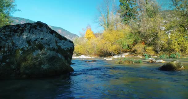 Μεγάλο Βράχο Κάθεται Απαλές Σκιές Του Ρέματος Χαλαρωτικό Νερό Μεσημέρι — Αρχείο Βίντεο