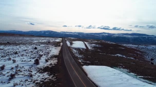 Dron Wystrzelony Nad Długą Autostradą Górami Dolinami — Wideo stockowe