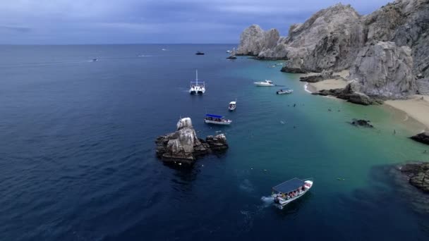 Знаменитый Land End Пеликан Рок Кабо Сан Лукас Экскурсионными Лодками — стоковое видео