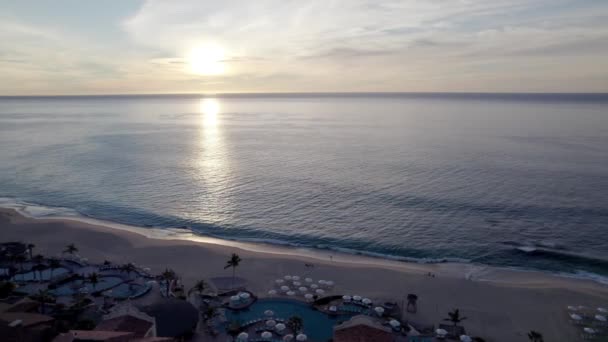 メキシコのカボ ルーカスのビーチで美しい夕日の空中パノラマ — ストック動画