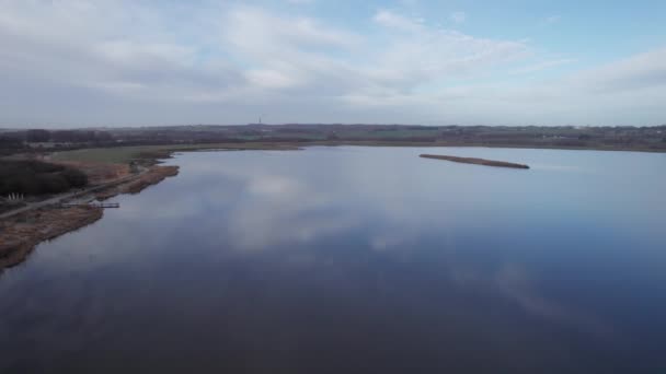 Drone View Lake Een Natuurreservaat Winter Landschap Dolly Shot — Stockvideo