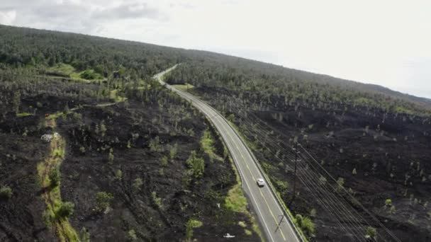 在夏威夷 汽车在高速公路上穿越熔岩流 无人驾驶飞机跟踪 — 图库视频影像