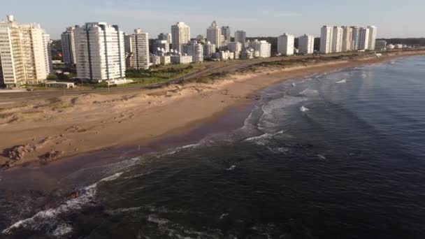 Stranden Punta Del Este Med Strandnära Byggnader Vid Soluppgången Uruguay — Stockvideo