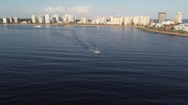 Båt Seglar Längs Kusten Punta Del Este Uruguay Flygdrönare — Stockvideo