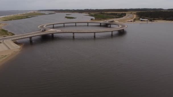 Quatro Rodas Condução Ponte Circular Laguna Garzon Com Dois Kitesurfers — Vídeo de Stock