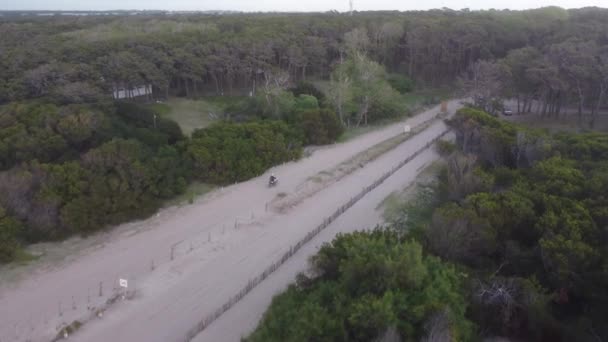 Een Motorfiets Rijdt Door Mar Las Pampas Een Bos — Stockvideo