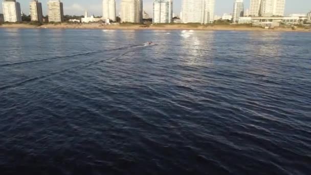 Drón Követi Jetskit Punta Del Este Uruguay Partjainál — Stock videók