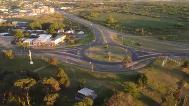 Motorcykel Svänger Genom Rondell Uruguay — Stockvideo