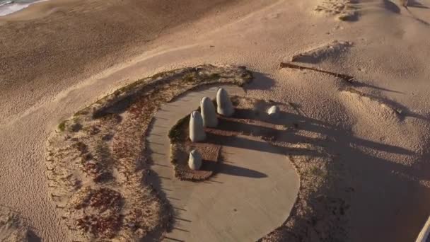 Orbitando Vista Aérea Escultura Mano Amanecer — Vídeo de stock