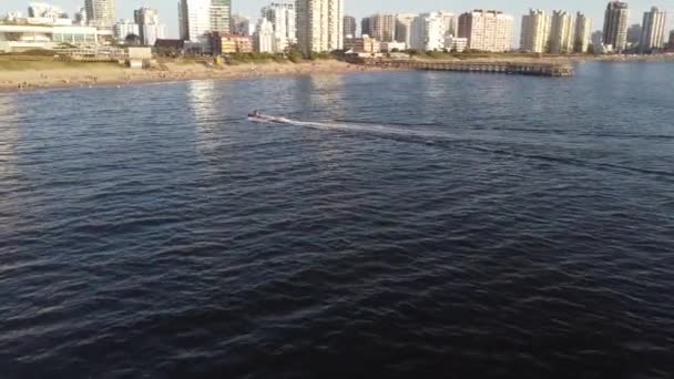 Jetski Anländer Stranden Punta Del Este Uruguay Bakåt Från Luften — Stockvideo
