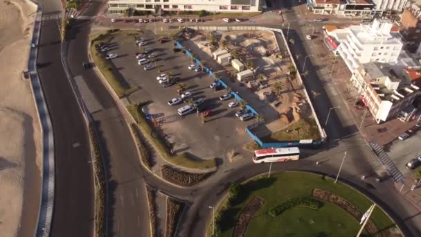 Autobus Jadący Rondzie Wzdłuż Wybrzeża Punta Del Este Urugwaj Widok — Wideo stockowe