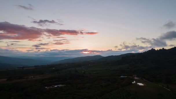 Hyperlapse Jib Bei Sonnenuntergang Über Kolumbianischen Feldern Während Eines Bewölkten — Stockvideo