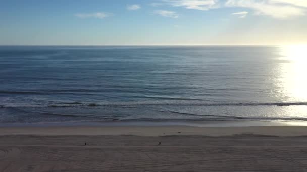 Tranquil Scenery Beach Під Час Заходу Сонця Аерозйомка Дрона — стокове відео