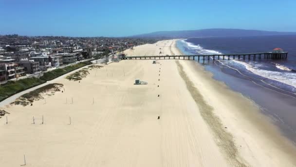 カリフォルニア州の昼間にラウンドハウス水族館とマンハッタンビーチ桟橋の空中ビュー ドローンショット — ストック動画