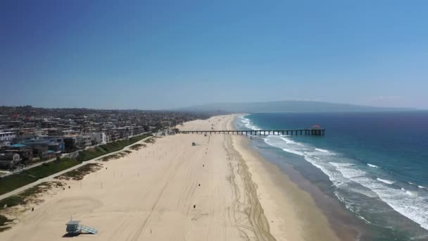 Blauer Himmel Ozean Und Hotels Manhattan Beach Kalifornien Usa Drohnenaufnahmen — Stockvideo