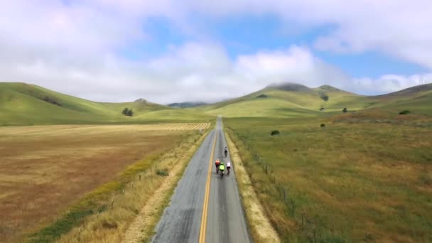 Paesaggio Paesaggistico Con Ciclisti Che Cavalcano Strada Attraverso Montagne Tiro — Video Stock