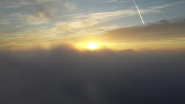 夕暮れ時の白い雲のふわふわのベッド 空中露出 — ストック動画