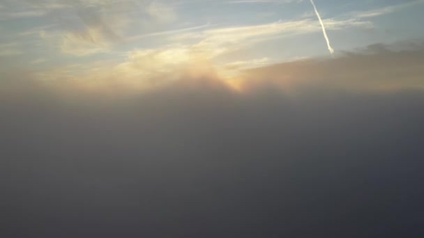 Volando Sobre Las Nubes Con Majestuoso Atardecer Naranja Ascenso Aéreo — Vídeos de Stock
