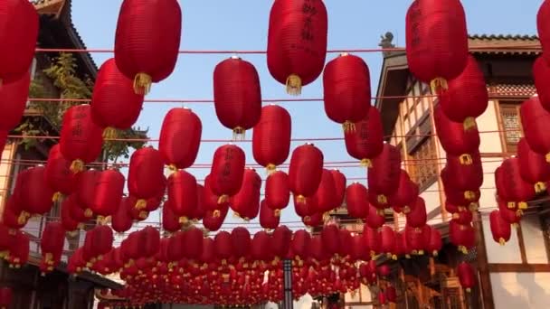 中国街道装饰迎接农历新年 在传统的春节期间 红纸灯笼挂在亚洲城镇 — 图库视频影像