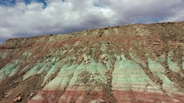 ユタ州の砂漠の風景に侵食された岩の形成のカラフルな層 空中プルバック — ストック動画