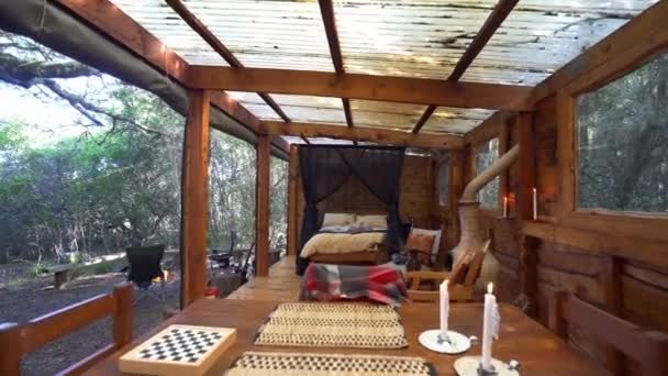Dolly Toma Lugar Campamento Rústico Aire Libre Habitación Cabina Exterior — Vídeos de Stock