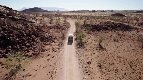 Offroad Lkw Erkundet Die Trockene Wildnis Des Afrikanischen Landesinneren Luftaufnahme — Stockvideo