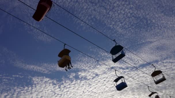 Een Hangende Gondellift Kruist Avondhemel Pretpark — Stockvideo