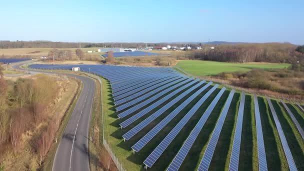 Dron Vuela Sobre Enorme Parque Solar Que Consta Muchos Paneles — Vídeo de stock