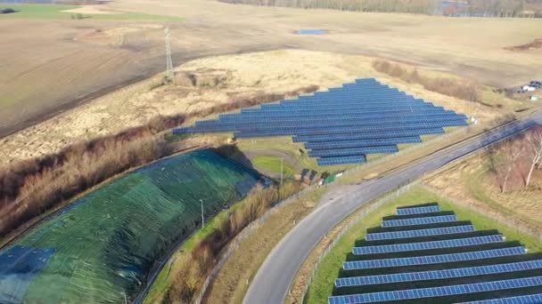 Dron Vuela Sobre Una Enorme Instalación Fotovoltaica Espacio Abierto Que — Vídeos de Stock