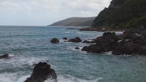 Aerial Felsen Wasser Küstennähe Drohne Dolly Schuss — Stockvideo