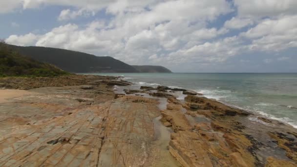 南オーストラリアの4K空中岩のビーチ ドローントラックは右のショットに左 — ストック動画