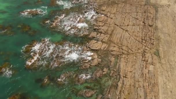 4K澳大利亚南部有绿松石水的空中岩石海滩 无人驾驶飞机高射炮 — 图库视频影像