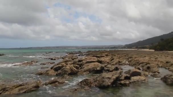 Rotsachtige Kust Van Zuid Australië Drone Lage Hoogte Dolly Schot — Stockvideo
