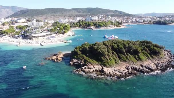 Aerial Drone View Ksamil Beach Ιόνιο Πέλαγος Αλβανία Νήσος Ξαπλώστρες — Αρχείο Βίντεο