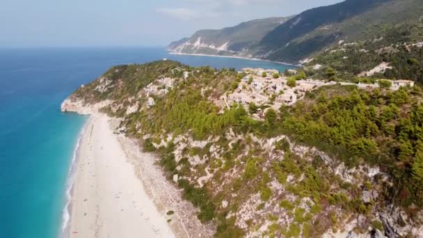 希腊莱夫卡达岛Kathisma海滩 空中无人机与沙滩一起游览海岸线 与游泳池一起游览酒店 — 图库视频影像