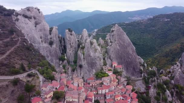 Castelmezzano Mountain Village Basilicata Italia Meridional Vista Aérea Del Dron — Vídeos de Stock