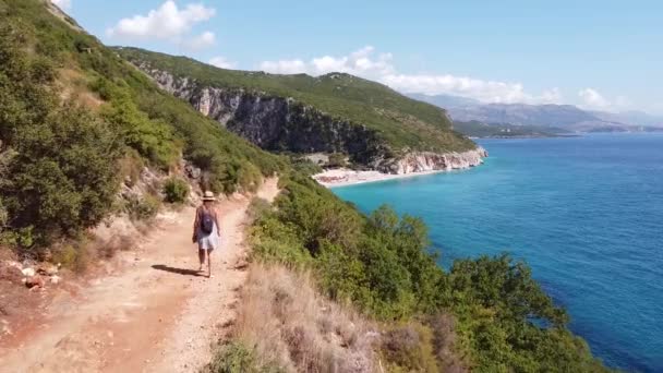 Meisje Wandelen Naar Gjipe Beach Canyon Dhermi Albanië Luchtfoto Drone — Stockvideo