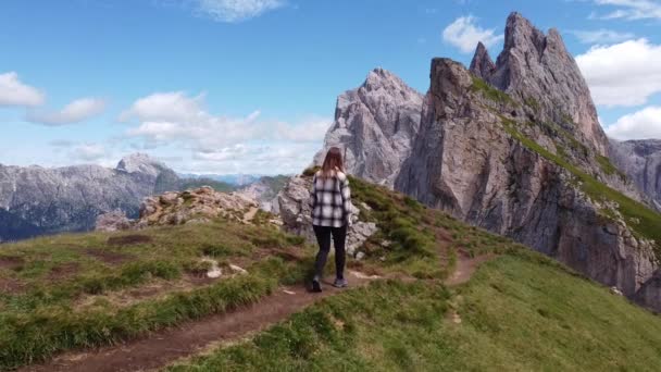 Chica Caminando Por Montaña Seceda Urtijei Tirol Del Sur Alpes — Vídeos de Stock