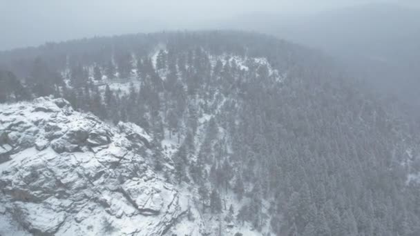 雪の嵐ブリザードの間 コロラド州ボルダー近くの雪の上を飛行するドローンの空中映像 — ストック動画