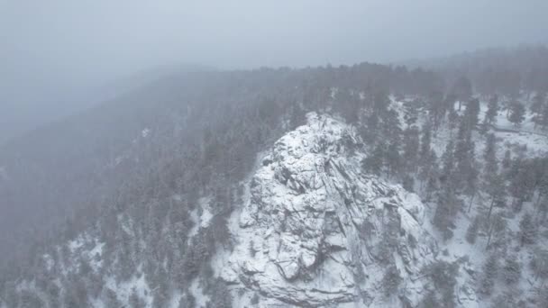 Drone Aerial Footage Flying Snowcapped Rocky Hill Peak Flatirons Mountain — Αρχείο Βίντεο