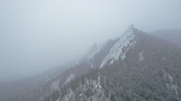 Nsansız Hava Aracı Kar Fırtınası Sırasında Flatirons Dağı Boulder Colorado — Stok video