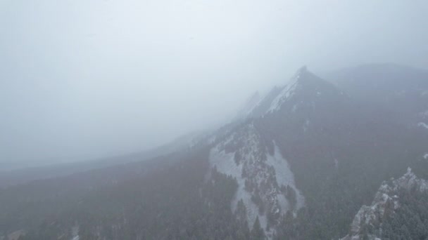 Nsansız Hava Aracı Kar Fırtınası Sırasında Flatirons Dağı Nın Yakınından — Stok video