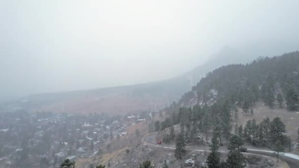 Drone Aerial Footage Snowcapped Pine Tree Hillside Road Flatirons Mountain — Vídeo de stock