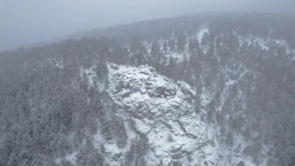 Drone Aerial Footage Snowcapped Rocky Hill Peak Flatirons Mountain Boulder — Vídeo de stock