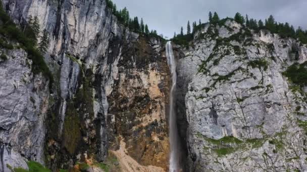 Αυστριακές Άλπεις Καταρράκτη Δάσος Βουνό Ώθηση Στην Εναέρια — Αρχείο Βίντεο