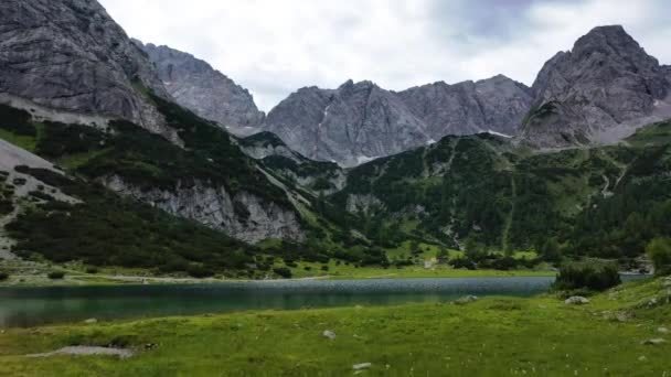 Seebensee Meer Oostenrijkse Alpen Gras Water Bergtoppen — Stockvideo