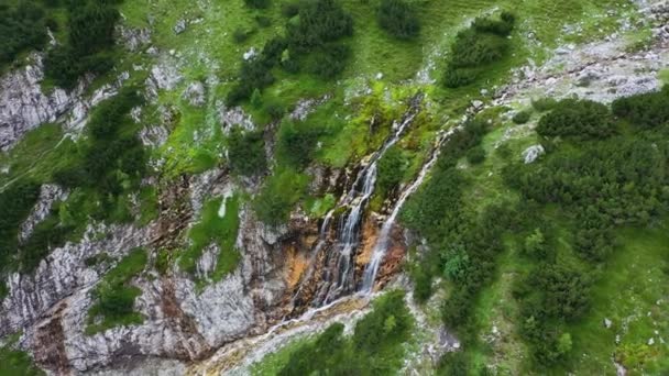 奥地利阿尔卑斯山瀑布多瀑布溪流航空轨道 — 图库视频影像