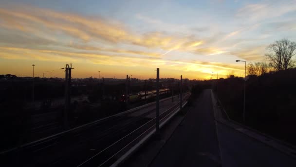 无人机在火车站上空盘旋 背后是令人惊奇的落日 — 图库视频影像