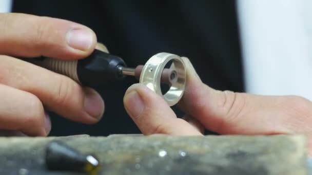 Juwelier Maken Repareren Polijsten Van Mode Ring Sieraden Workshop Sluiten — Stockvideo